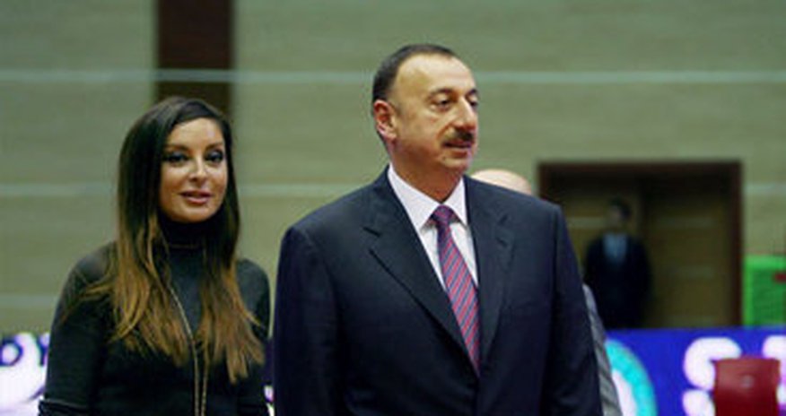 İlham Əliyev və xanımı Rəşid Behbudovun heykəlinin açılışında İlham Əliyev və xanımı Rəşid Behbudovun heykəlinin açılışında