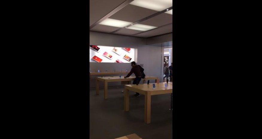 Мужчина разбил десять iPhone - ВИДЕО Мужчина разбил десять iPhone - ВИДЕО