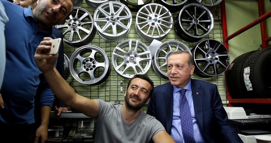 Ərdoğan təkər mağazasında "selfie" çəkdirdi - FOTOLAR Ərdoğan təkər mağazasında "selfie" çəkdirdi - FOTOLAR