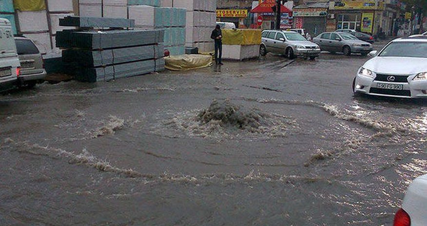 Bakının əksər yollarını sel basdı – VİDEO Bakının əksər yollarını sel basdı – VİDEO
