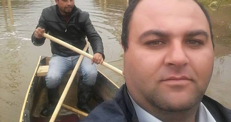 Bakıda küçədə qayıqla gəzdilər - FOTO Bakıda küçədə qayıqla gəzdilər - FOTO