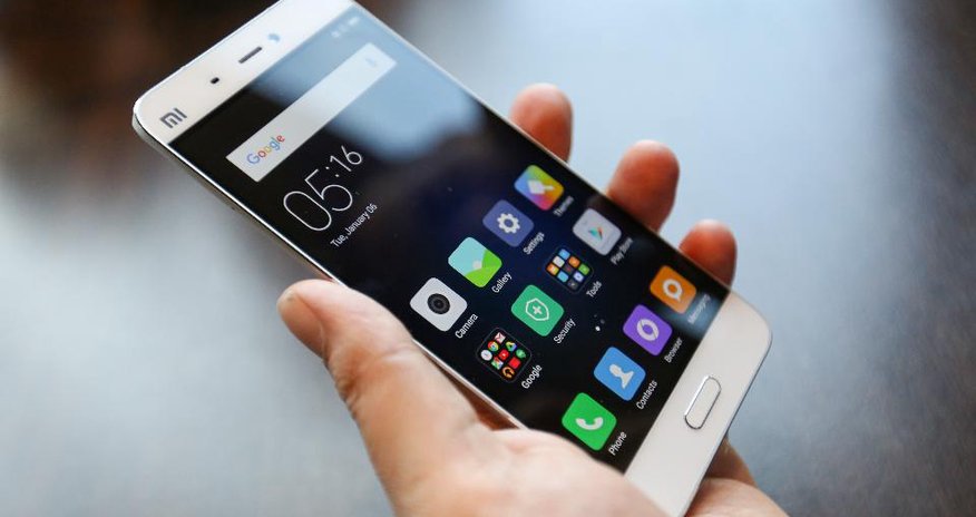 Smartfon istifadə edərkən belə dayanmayın Smartfon istifadə edərkən belə dayanmayın
