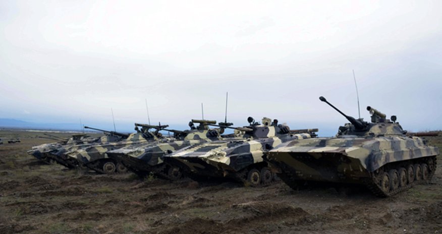 Cəbhədə zirehli texnikaların döyüş atışlı təlimləri başladı Cəbhədə zirehli texnikaların döyüş atışlı təlimləri başladı