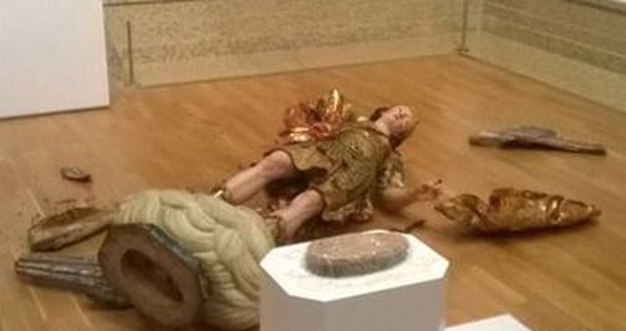 Статуя XVIII века стала жертвой селфи Статуя XVIII века стала жертвой селфи