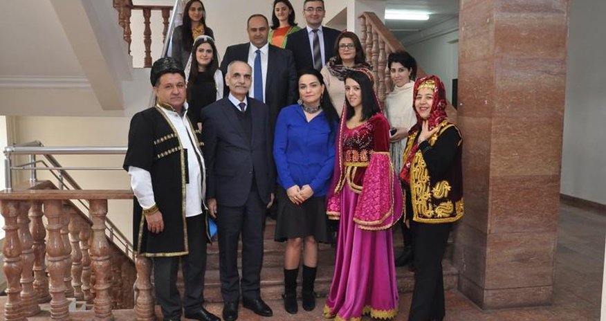 Müəllim və tələbələr dərsə milli geyimdə gəldilər - FOTOLAR Müəllim və tələbələr dərsə milli geyimdə gəldilər - FOTOLAR