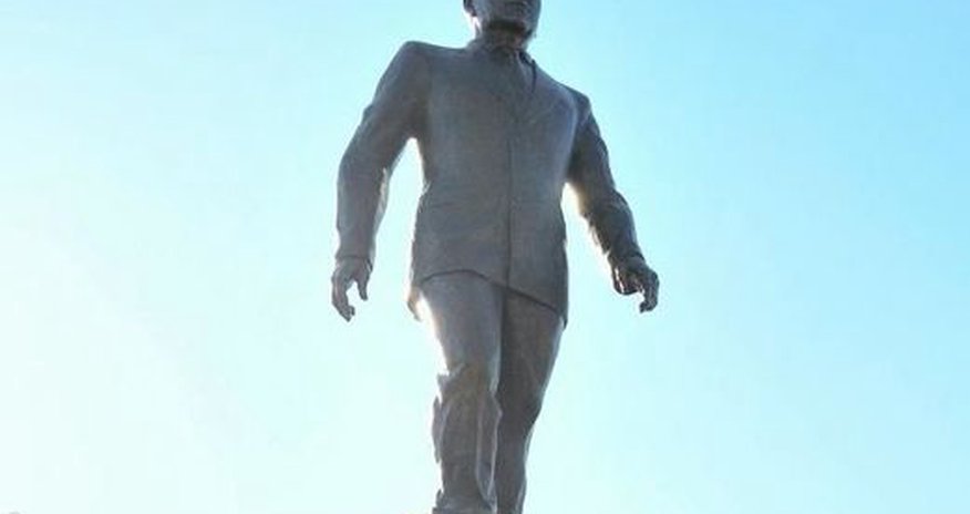 Nazarbayevə heykəl ucaldılıb Nazarbayevə heykəl ucaldılıb