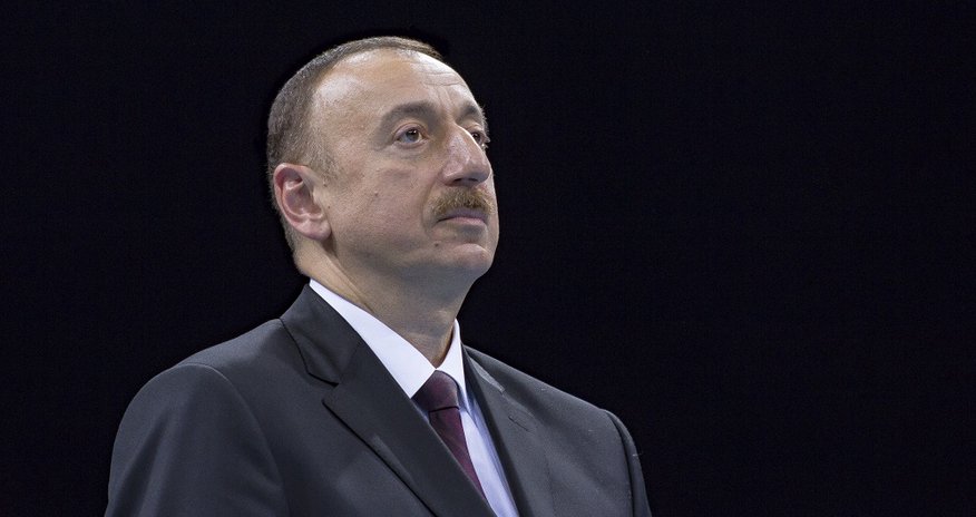 Prezident aprel döyüşlərində ziyan görən evlərə baş çəkib Prezident aprel döyüşlərində ziyan görən evlərə baş çəkib