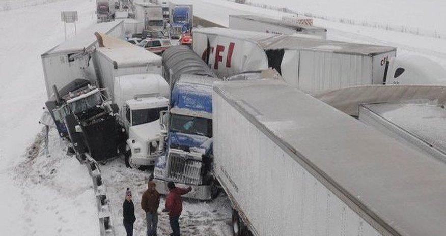 Столкнулись около 50 автомобилей Столкнулись около 50 автомобилей