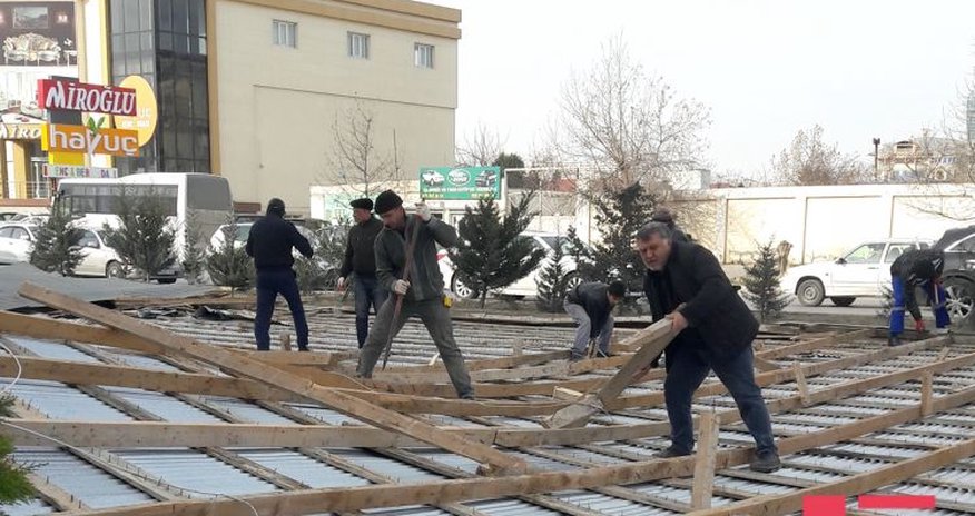 У торгового центра снесло крышу У торгового центра снесло крышу