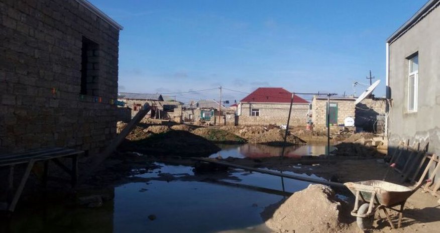 Bakıda qrunt sularının səviyyəsi qalxıb, evləri su basıb Bakıda qrunt sularının səviyyəsi qalxıb, evləri su basıb