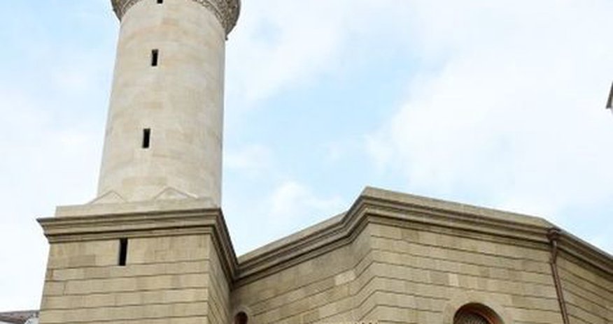 İlham Əliyev “Bəylər” məscidində aparılan abadlıq işləri ilə tanış oldu İlham Əliyev “Bəylər” məscidində aparılan abadlıq işləri ilə tanış oldu