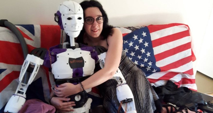 Öz yaratdığı robotla evlənəcək Öz yaratdığı robotla evlənəcək