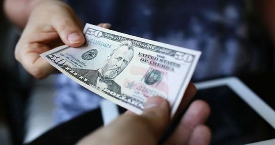 "Qara bazarda" dollar bahalaşıb "Qara bazarda" dollar bahalaşıb