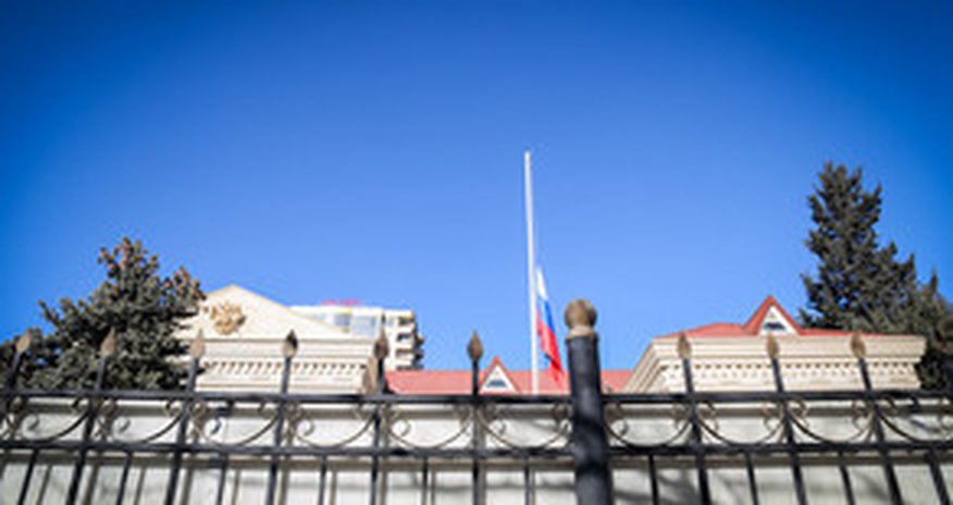 В посольстве России приспущен флаг В посольстве России приспущен флаг