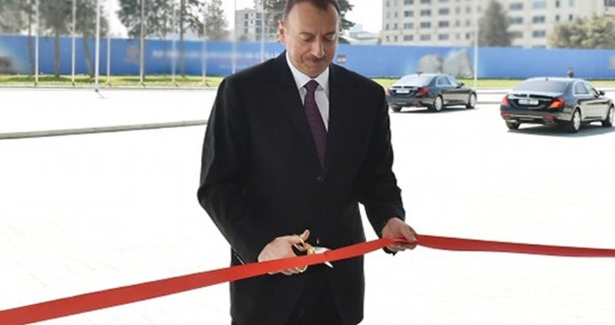 İlham Əliyev "Bakı Ağ Şəhər"də görülən işlərlə tanış olub - YENİLƏNİB İlham Əliyev "Bakı Ağ Şəhər"də görülən işlərlə tanış olub - YENİLƏNİB