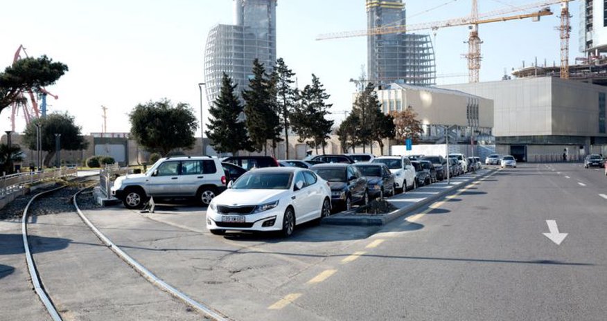 Neftçilər prospektindəki digər dəmir yolu da sökülür Neftçilər prospektindəki digər dəmir yolu da sökülür