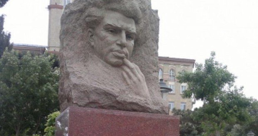 Mikayıl Müşfiqin abidəsi tapıldı – FOTOLAR Mikayıl Müşfiqin abidəsi tapıldı – FOTOLAR