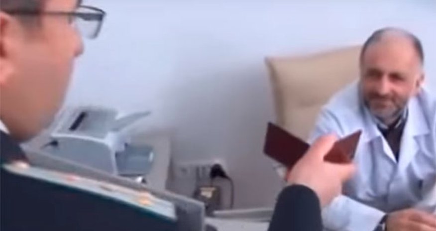 Rüşvət alan baş həkim belə həbs olundu - VİDEO Rüşvət alan baş həkim belə həbs olundu - VİDEO
