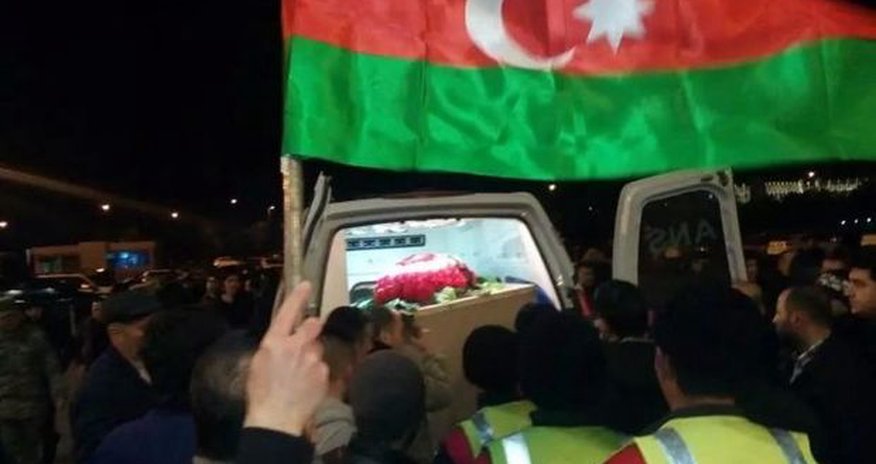 Minlərlə naxçıvanlı şəhid zabiti qarşılamağa gedir – FOTOLAR Minlərlə naxçıvanlı şəhid zabiti qarşılamağa gedir – FOTOLAR