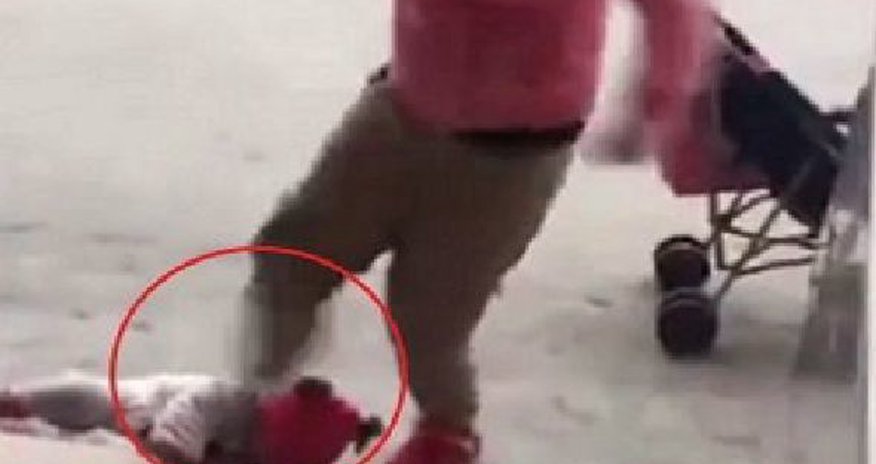 Ana övladını vəhşicəsinə döydü Ana övladını vəhşicəsinə döydü