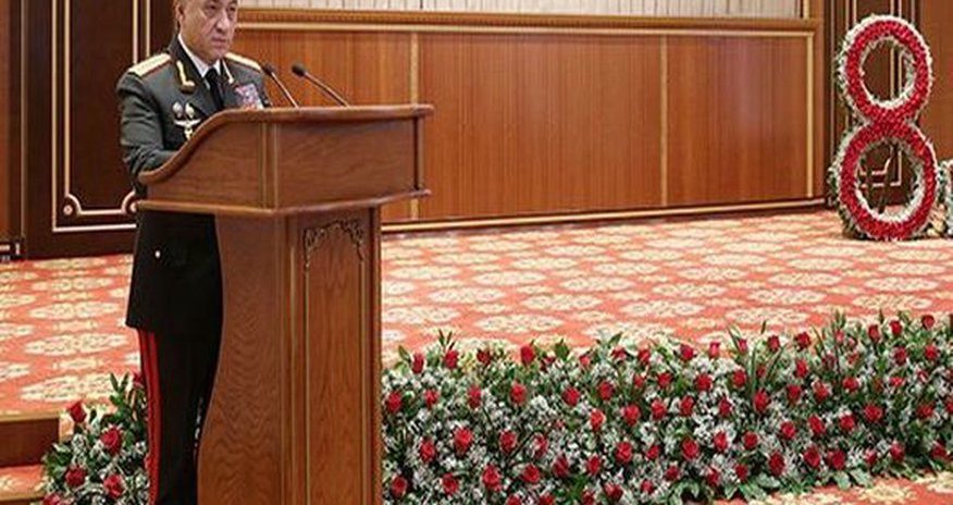 Ramil Usubovdan qadın polislərə hədiyyə Ramil Usubovdan qadın polislərə hədiyyə