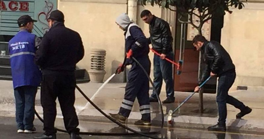 Bakıda küçələr belə də yuyulur Bakıda küçələr belə də yuyulur