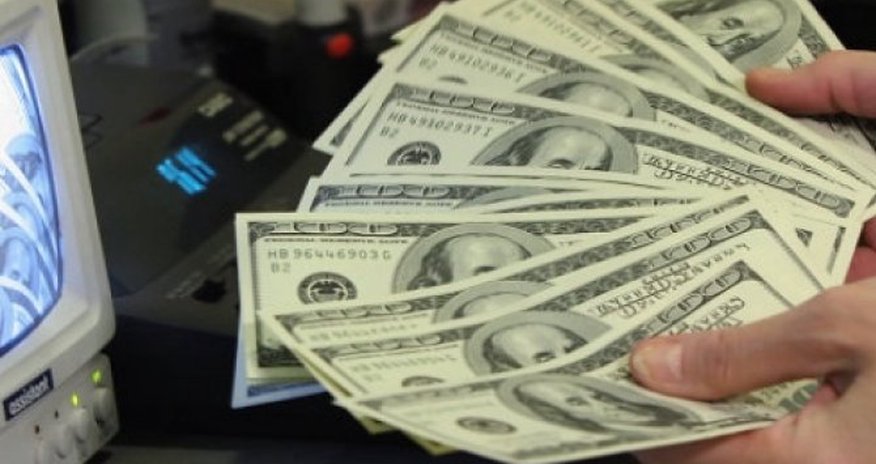 Azərbaycanda dollar 1.60 manata düşdü Azərbaycanda dollar 1.60 manata düşdü
