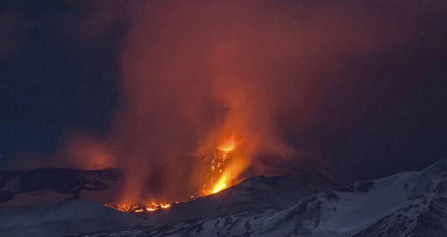 Qorxulu kadrlar: vulkan qəflətən püskürdü - FOTO Qorxulu kadrlar: vulkan qəflətən püskürdü - FOTO