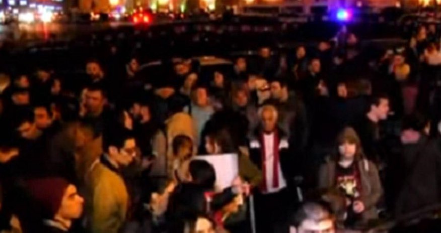 Minlərlə insan Sarkisyana qarşı: İrəvanda oturaq aksiya Minlərlə insan Sarkisyana qarşı: İrəvanda oturaq aksiya