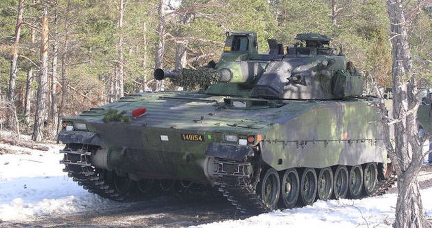İsveçdə təlim zamanı tank buzun altına düşüb İsveçdə təlim zamanı tank buzun altına düşüb
