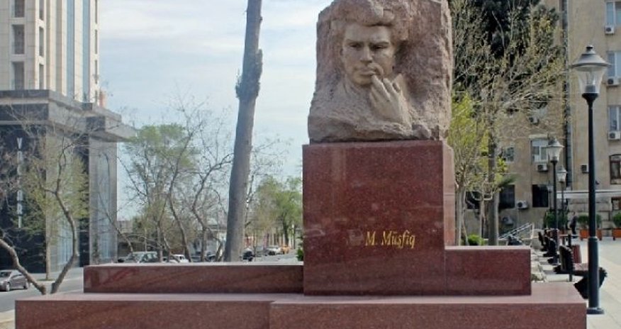 Памятник Микаилу Мушвигу восстановлен Памятник Микаилу Мушвигу восстановлен