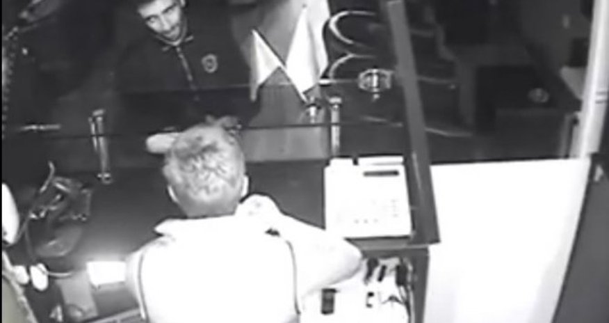Bakıda oğru hamının içində klubdan 'playstation'u belə oğurladı - VİDEO Bakıda oğru hamının içində klubdan 'playstation'u belə oğurladı - VİDEO