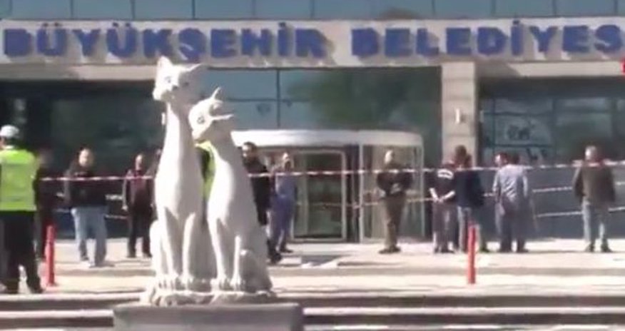 По муниципалитету Анкары открыли огонь По муниципалитету Анкары открыли огонь