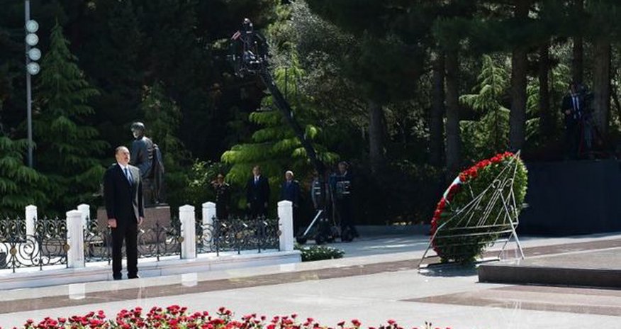 Azərbaycan Prezidenti Heydər Əliyevin məzarını ziyarət edib Azərbaycan Prezidenti Heydər Əliyevin məzarını ziyarət edib
