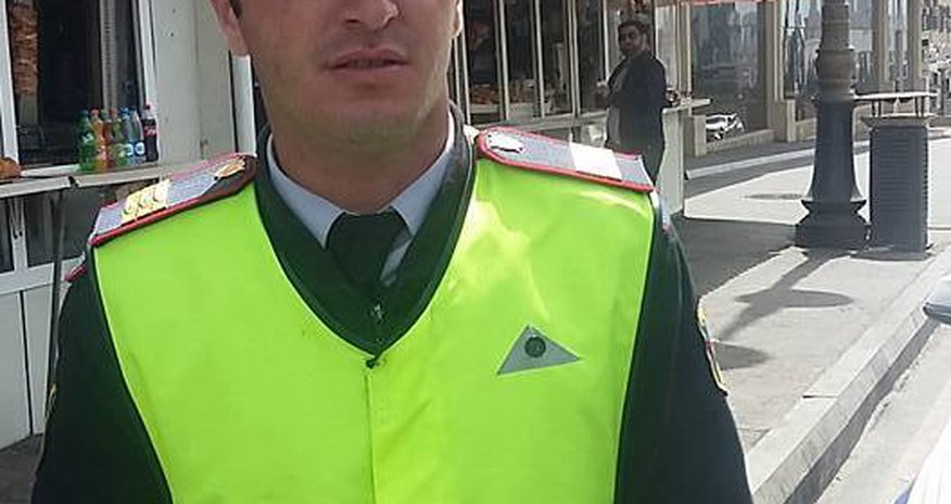 DYP əməkdaşı xidməti vəzifəsini yetirmək əvəzinə, qadınlara söz atır – Fotolar DYP əməkdaşı xidməti vəzifəsini yetirmək əvəzinə, qadınlara söz atır – Fotolar