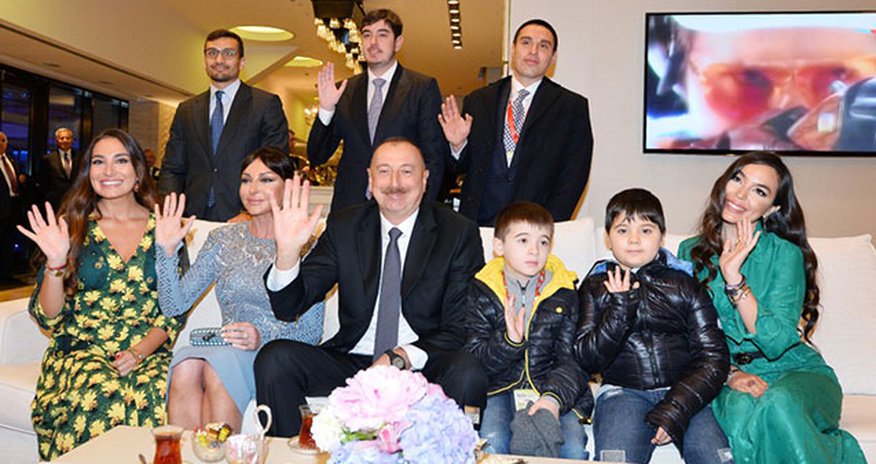 İlham Əliyev və ailəsinin açılış mərasimindən - Fotoları İlham Əliyev və ailəsinin açılış mərasimindən - Fotoları