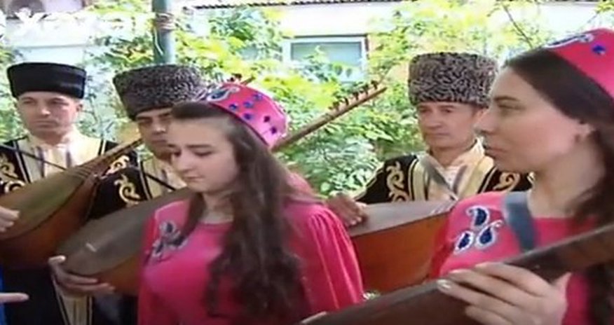 Aşıqların geyimi dəyişdi - VİDEO Aşıqların geyimi dəyişdi - VİDEO