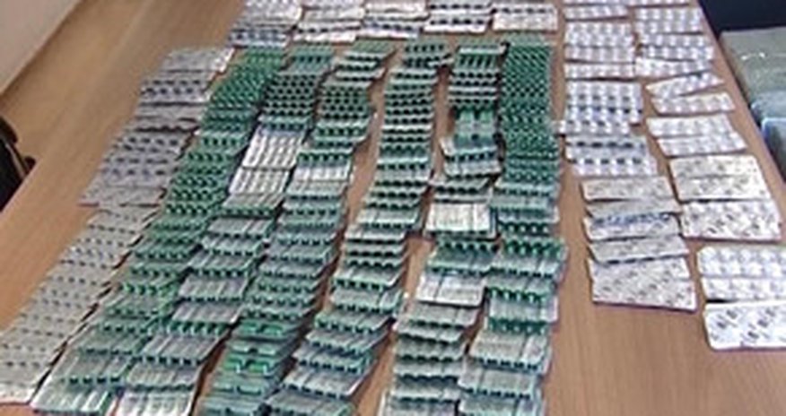 Azərbaycanda dərman qutusundan narkotik vasitə, psixotrop və güclü təsir edən maddələr çıxıb Azərbaycanda dərman qutusundan narkotik vasitə, psixotrop və güclü təsir edən maddələr çıxıb