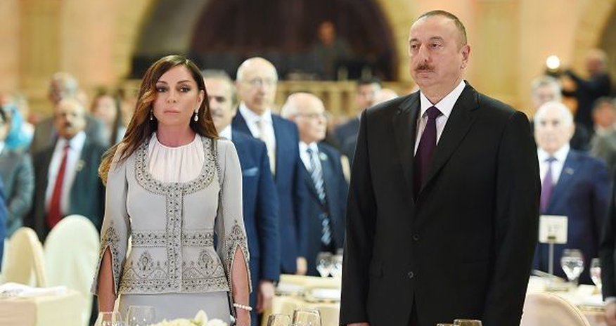Prezident rəsmi qəbul keçirib – FOTO Prezident rəsmi qəbul keçirib – FOTO
