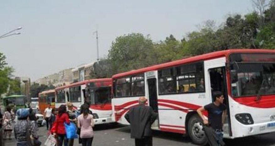 Bakıda şərnişin avtobusun açıq qapısından yıxılaraq ölüb Bakıda şərnişin avtobusun açıq qapısından yıxılaraq ölüb