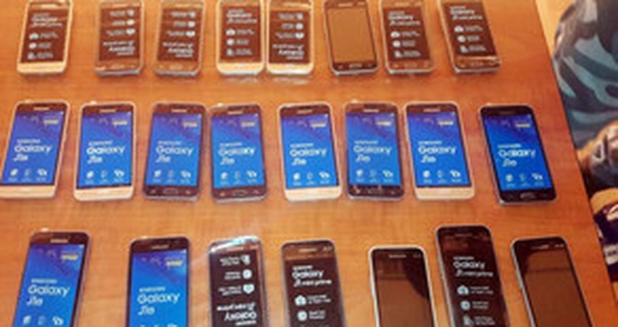 Azərbaycan gömrükçüləri 23 ədəd mobil telefon götürüblər Azərbaycan gömrükçüləri 23 ədəd mobil telefon götürüblər
