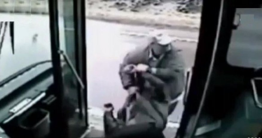 Avtobus sürücüsü sərnişini döydü - VİDEO Avtobus sürücüsü sərnişini döydü - VİDEO