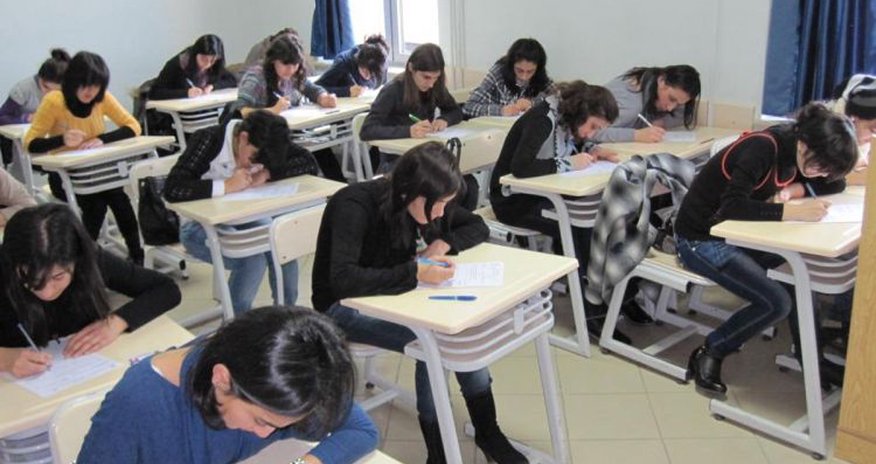 Abituriyentlər sınaq imtahanı verir Abituriyentlər sınaq imtahanı verir