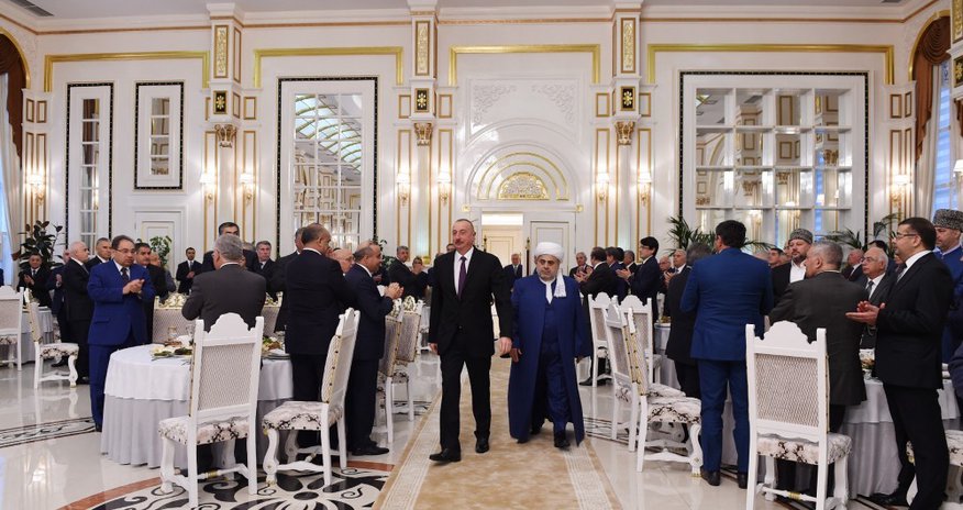 Əliyev iftar süfrəsində - FOTOLAR Əliyev iftar süfrəsində - FOTOLAR