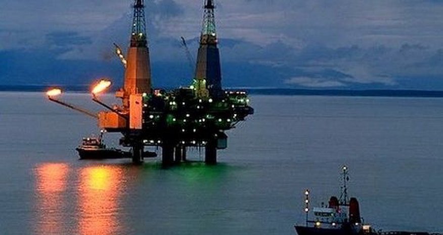 Xəzərdə neftçiləri daşıyan qayıq qəzaya uğrayıb Xəzərdə neftçiləri daşıyan qayıq qəzaya uğrayıb