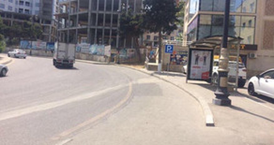 Bakıda avtobus dayanacağında qanunsuz quraşdırılmış yol nişanı aşkarlanıb Bakıda avtobus dayanacağında qanunsuz quraşdırılmış yol nişanı aşkarlanıb