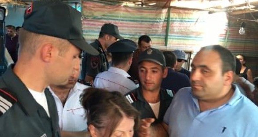 В центре Еревана полиция начала слом павильонов В центре Еревана полиция начала слом павильонов