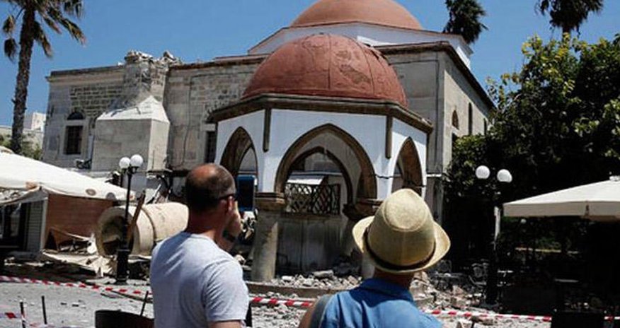 205 turist ərazidən çıxarılır: Kosda zəlzələ tarixi minarəni dağıtdı 205 turist ərazidən çıxarılır: Kosda zəlzələ tarixi minarəni dağıtdı