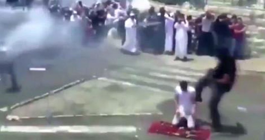 Əsgər namaz qılan gənci təpiklədi VİDEO Əsgər namaz qılan gənci təpiklədi VİDEO
