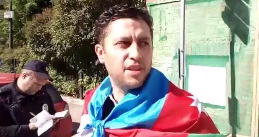 Azərbaycanlı gəncdən etiraz - FOTOLAR Azərbaycanlı gəncdən etiraz - FOTOLAR